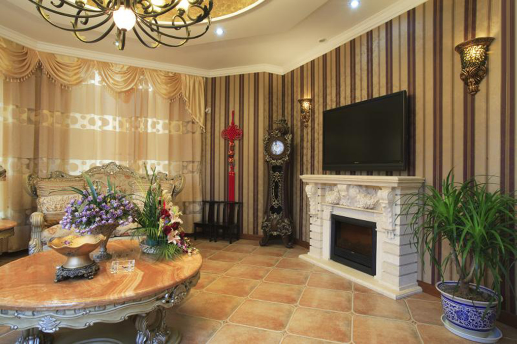 具有濃厚鄉村氣息的大理石圓桌和仿古地磚與周圍的花卉相陪襯；輕柔的紗幔平添了輕松浪漫的元素。在簡約、單純的空間里，傳承著西方文化底蘊的壁燈靜靜地泛著隱約的光輝，營造出一種優雅、自然、輕松、愉快的田園視覺空間。
