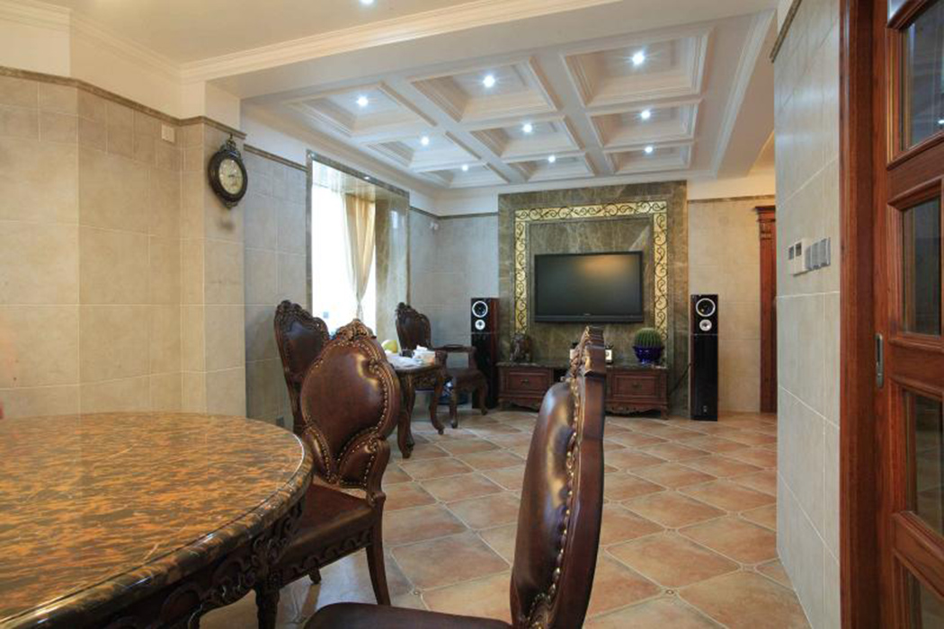 客廳與餐廳的風格統一，寬敞的空間里頂部的柵格造型具有強烈的延伸感覺，獨特的燈光設計彰顯室內裝飾簡約明快的同時流動著脈脈溫情，大地色的仿古瓷磚帶著暖色單的柔和與淡黃的墻壁交相呼應。
