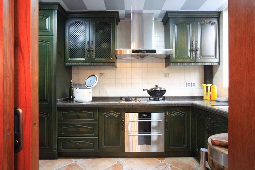 寬敞干凈的廚房以美式田園風格的櫥柜，實木線條與花色瓷磚巧妙結合，成就復古清新的美好印象。
