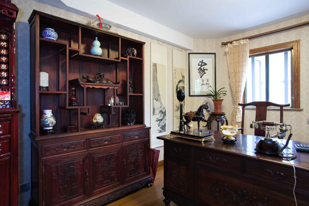 在大范圍的西式風格中，唯獨書房這一隅完全采用了中式風格，讓我們在享受西式風情之余能重溫本土文化的韻味。