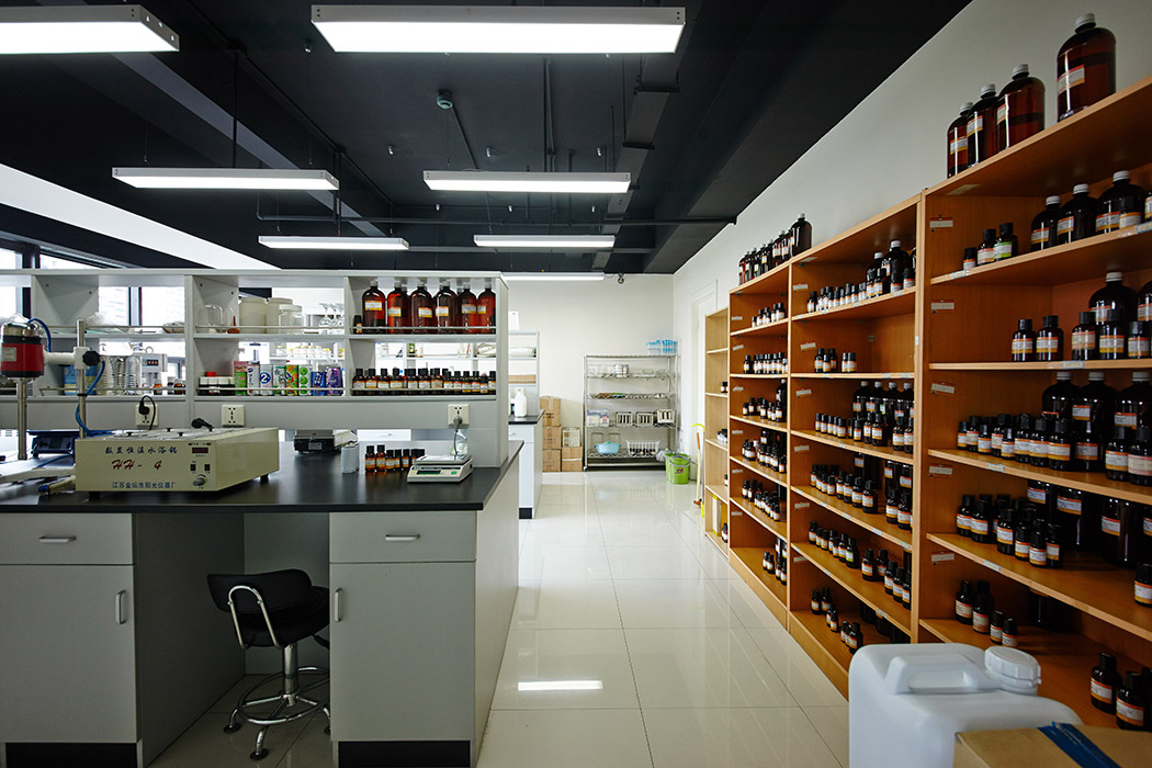 實驗室的整體設計考慮整個區(qū)域的規(guī)劃和劃分，以及通風效果，地面采用了地磚，部分墻面為墻磚，
