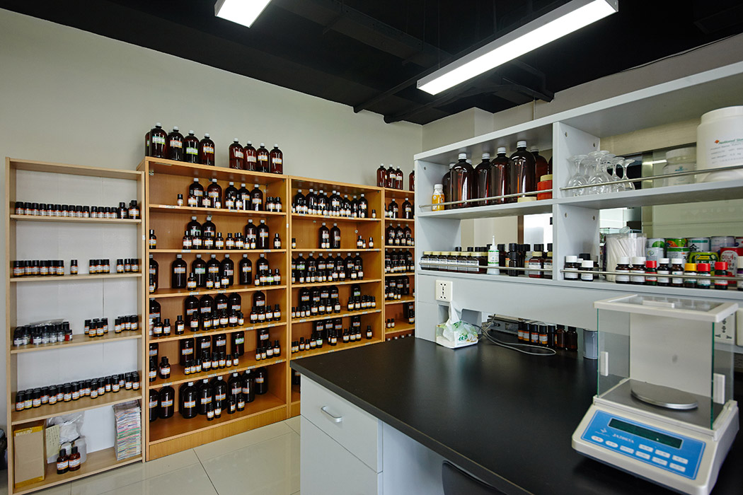 在實驗臺的右側設計放置水斗以及凈水系統，背面留有儲藏室，同時也考慮了設備的供電需求。
