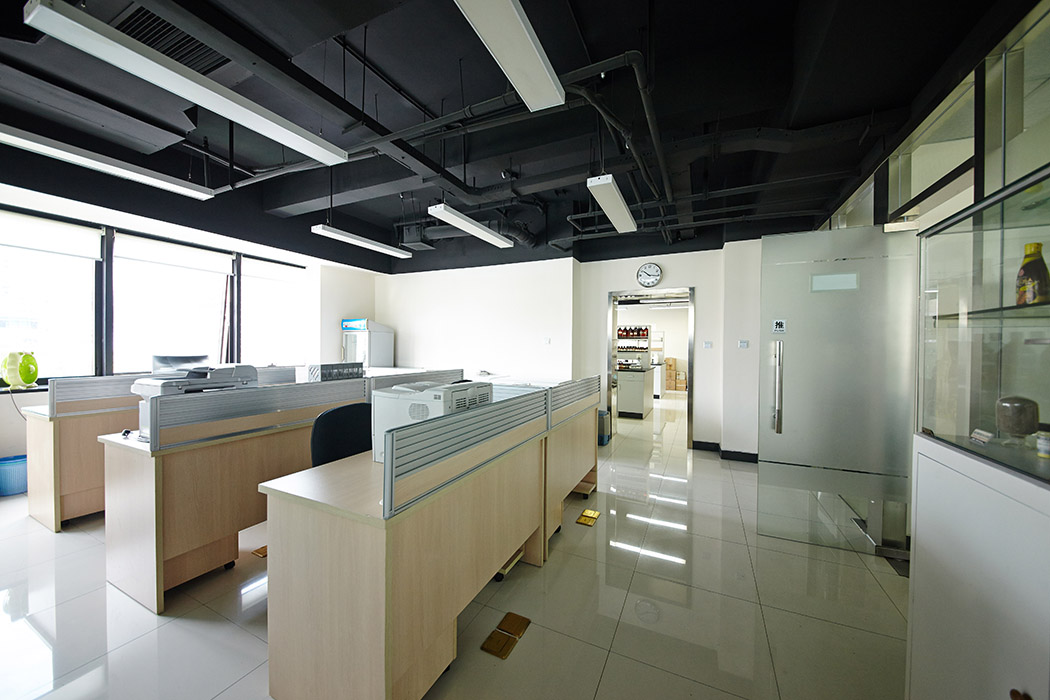 此區(qū)域背面是更衣室 ，正前方是三門相鄰，總門采用的是電子密碼門 考慮實驗室的私密性
