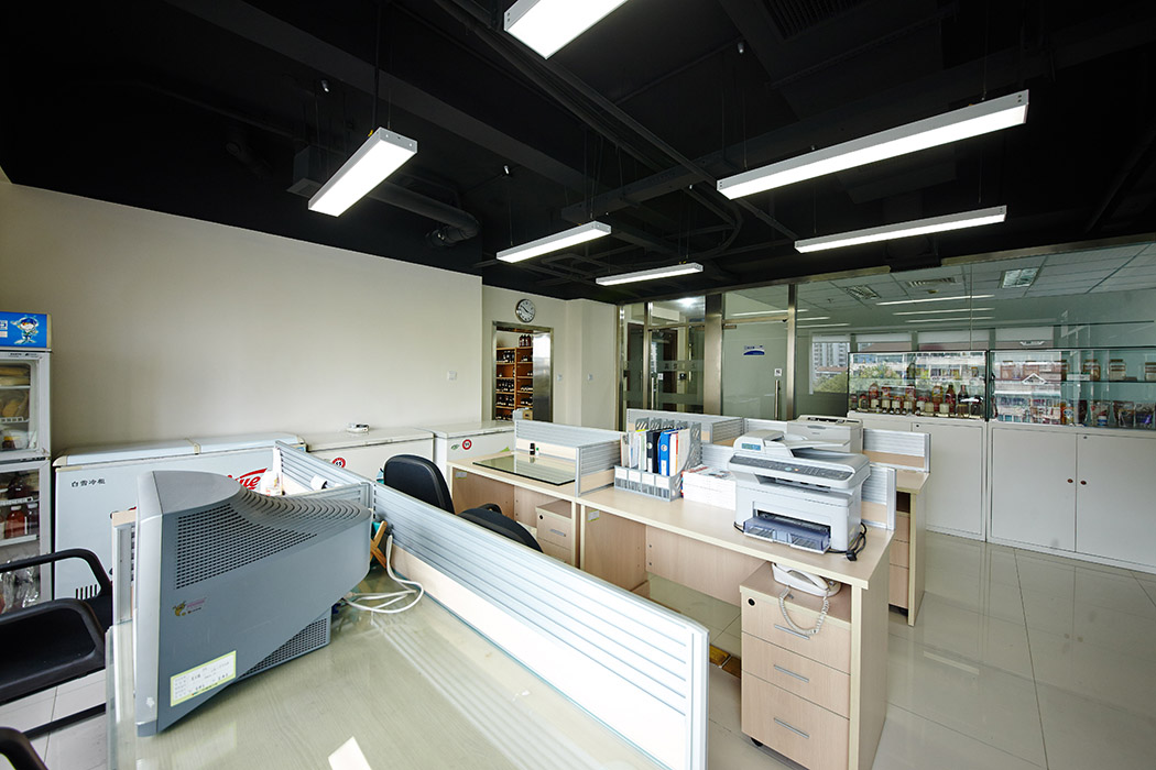 業(yè)務部設計在整個辦公區(qū)域的西側與實驗室和會議室只有一墻之隔，頂面采用的是黑色防火涂料，既節(jié)約了成本也考慮了整個消防的需求！！
