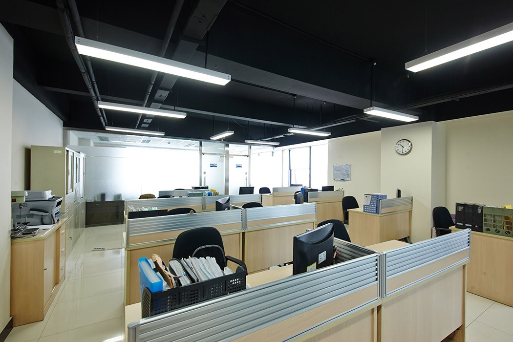 在辦公區(qū)域的后面是總經理和副中辦公室，方便了工作中領導與員工的溝通，頂部采用了黑色防火涂料，既遮掩了頂面管道的凌亂也體現了長形日光燈的效果。
