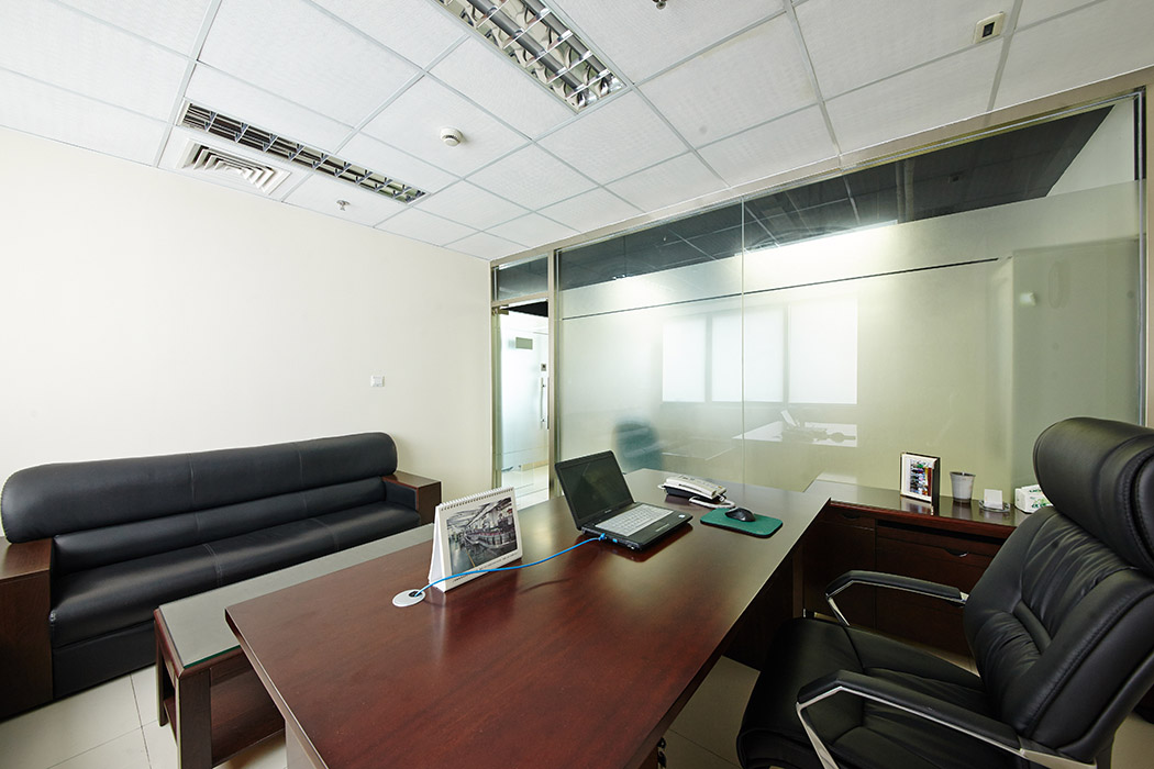 總經理辦公室設置在整個辦公區(qū)的東南角臨窗的位置，陽光充足，隔斷采用的是不銹鋼和玻璃相結合，很整個辦公區(qū)相融合。