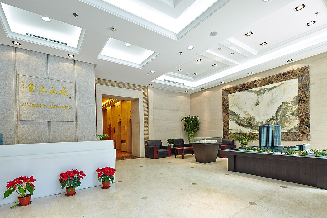 大堂部分：由于樓層方正南北通透，采光極佳。設(shè)計(jì)中運(yùn)用較多的干掛大理石、很好的采用了石材的紋理作為背景，莊嚴(yán)而又不失人性化。
