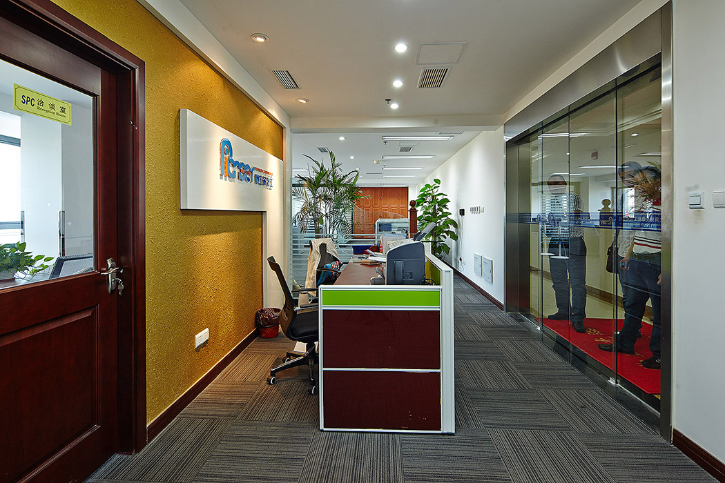 特設(shè)計(jì)了過(guò)道各柱體間鑲嵌不銹鋼條及玻璃幕墻上的磨砂條來(lái)點(diǎn)綴的裝修主題。
