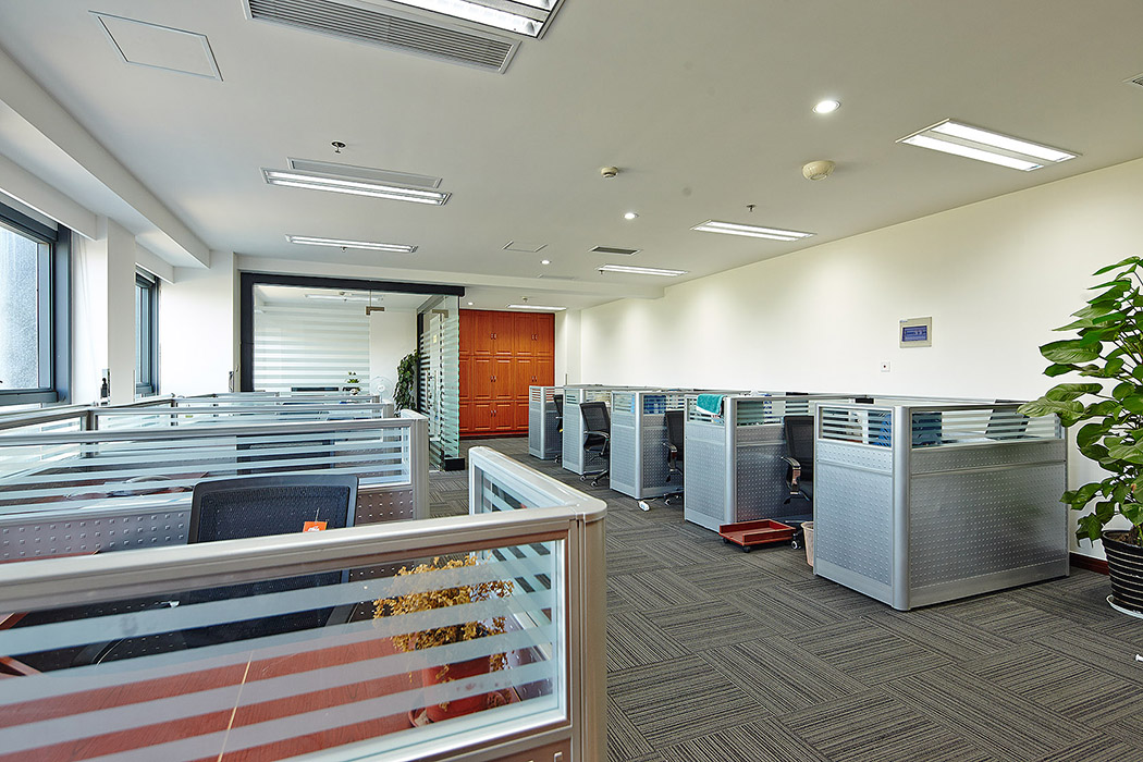 用料實(shí)際，無(wú)須雕琢張揚(yáng)，直線條的造型讓整個(gè)空間顯得穩(wěn)重大方，淺色系材料的運(yùn)用延續(xù)了靈動(dòng)而清澈的氣韻，大方莊重卻內(nèi)含現(xiàn)代時(shí)尚。