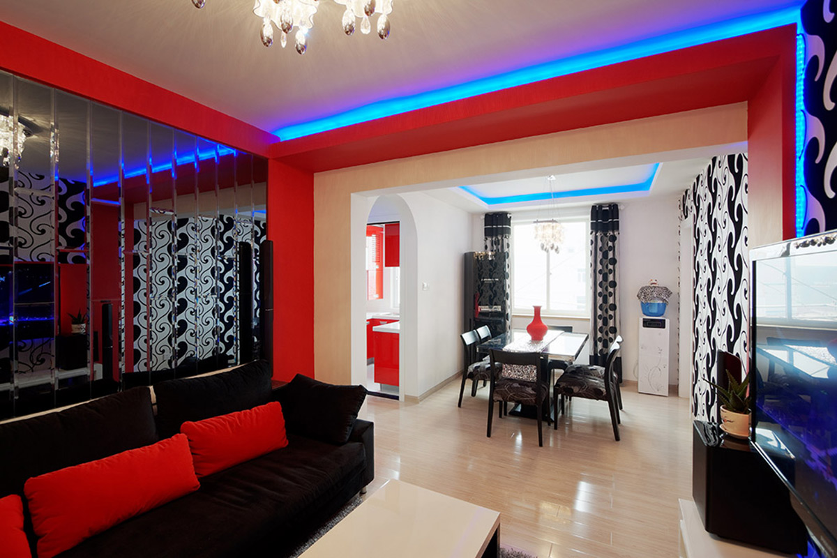 客廳空間以成片的烤漆玻璃作背景，不僅減少了空間上的局促感也避免了空間的呆板感。艷麗的色彩詮釋著生命的奔放的與熱性。 
