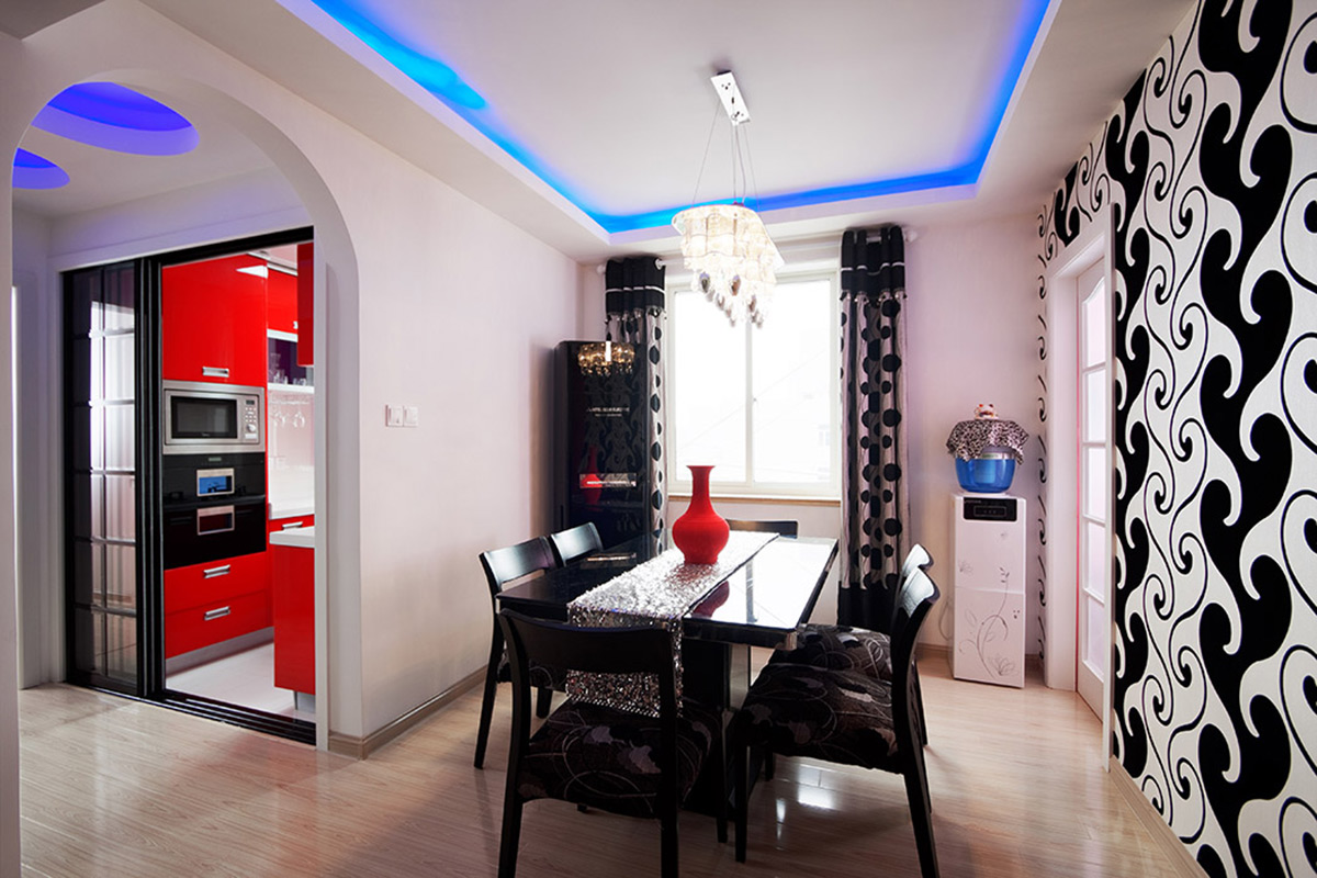 穿過具有地中海風情的馬蹄狀拱門，來到的明亮的就餐區域。質感極強的現代餐桌配合線條分明的矩形吊頂；炫麗的燈光與流動的墻布；無不體現著青春的氣息。
