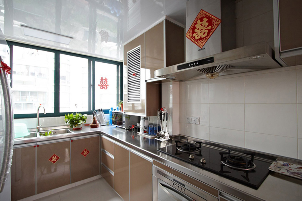 廚房墻磚白色，整體櫥柜采用今年比較流行的色彩“土豪金”，白色的空間加上香檳色的搭配，使得廚房狹小的空間得到視覺放大的體現。色彩中彰顯主人的高貴品味。
