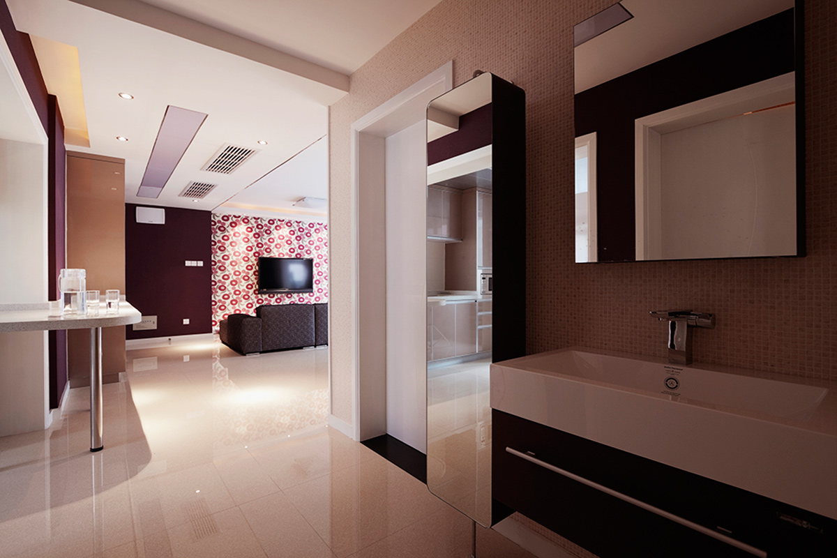 餐廳是家居生活的心臟，鏡面墻的設計使就餐區更富有生機，讓家人生活更加快樂，開心。
