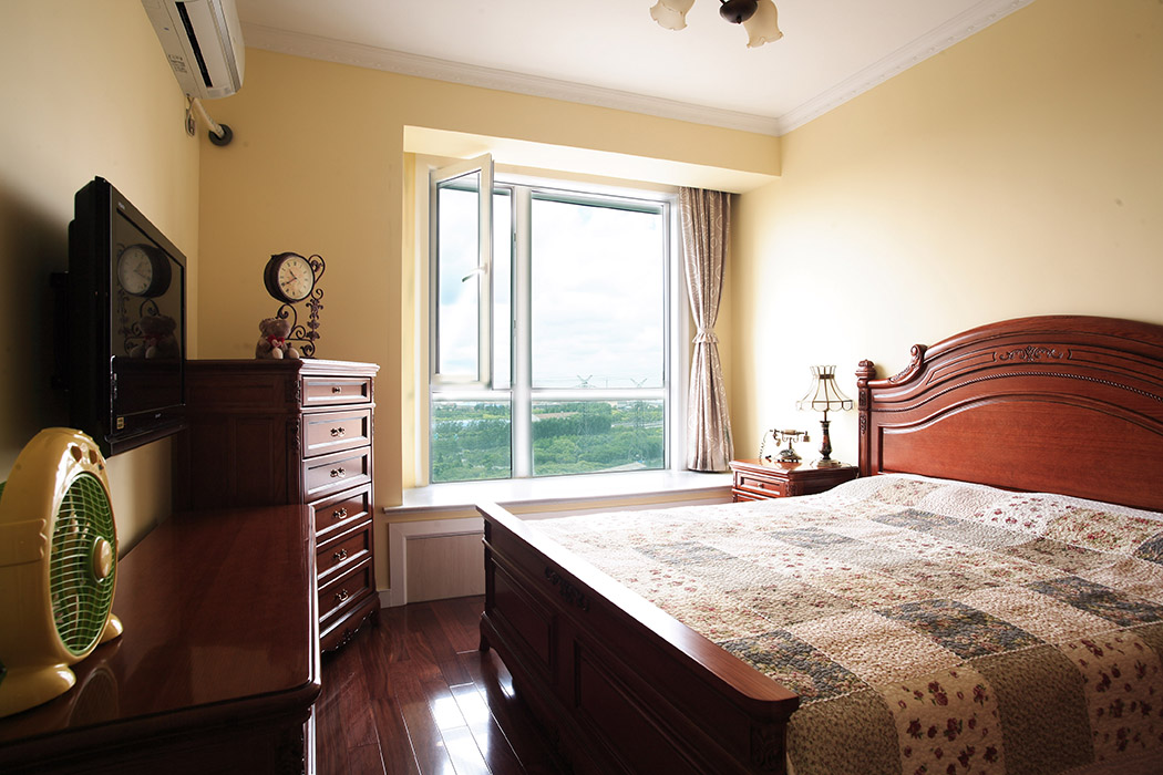 主臥的設計沒有很繁瑣，干凈的墻面，厚重的家具，以及精心挑選的小飾品構成了一個溫馨舒服的臥室空間。