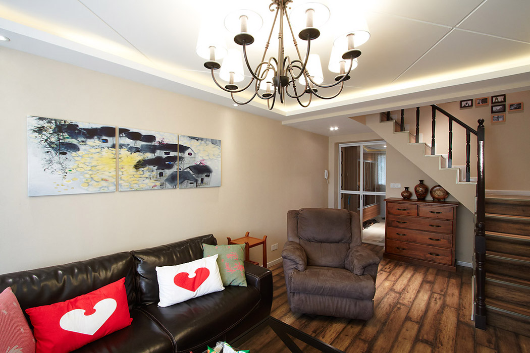 吊頂采用簡明的留縫處理，以及菱形拼花，既大氣，優(yōu)雅。
