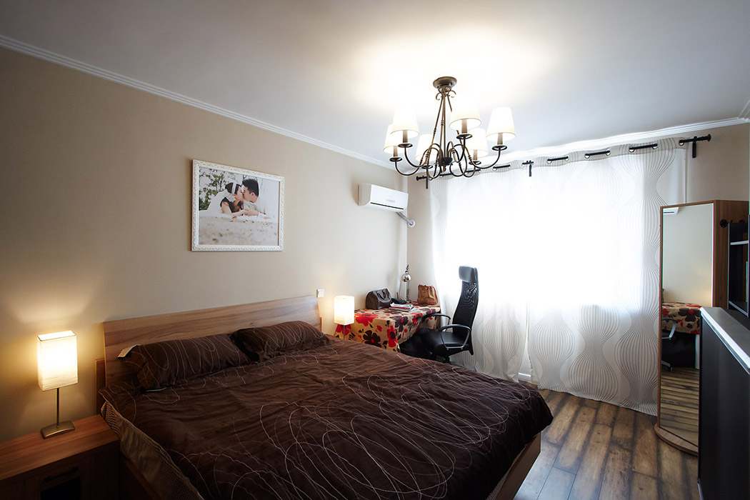 臥室簡潔的窗簾以及板式的家具，配上loft的吊頂，體現(xiàn)了一種向往簡單的生活追求夢想。
