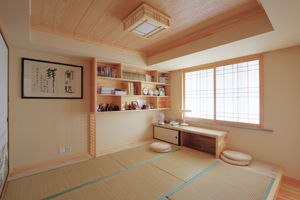 原木色的榻榻米，儲物空間的潛在增加，整個空間所彰顯出的古色古香，讓我們一進入房間就回到了唐朝時的感覺。
