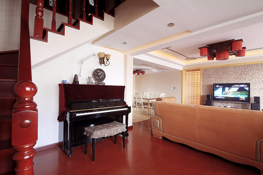 鋼琴的擺放利用了樓梯下方的空間，合理利用的同時又滿足了主人對于音樂的追求。舒適的會客空間里為客人彈奏一曲，別有一番韻味。
