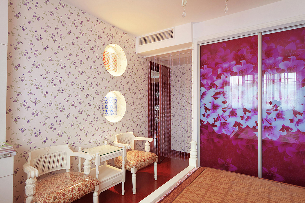 房間墻面搭配小碎花的墻紙，精心用馬賽克及燈光的搭配制作了壁龕，即活躍了空間，又滿足了審美的需求。