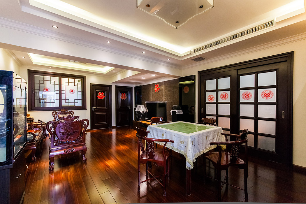 門窗在中式風格裝修中具有很重要的作用，中式門窗的設(shè)計多用木質(zhì)花格來打造，更具有立體感。造型新穎的燈具把時尚與古典融合為一體。
