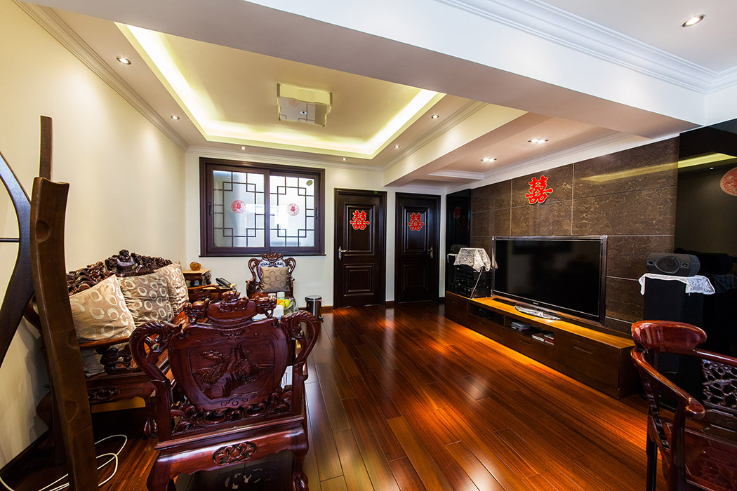 家具陳設(shè)講究對稱，重視文化意蘊;古色古香的沙發(fā)和餐椅，更顯主人的品位與尊貴。
