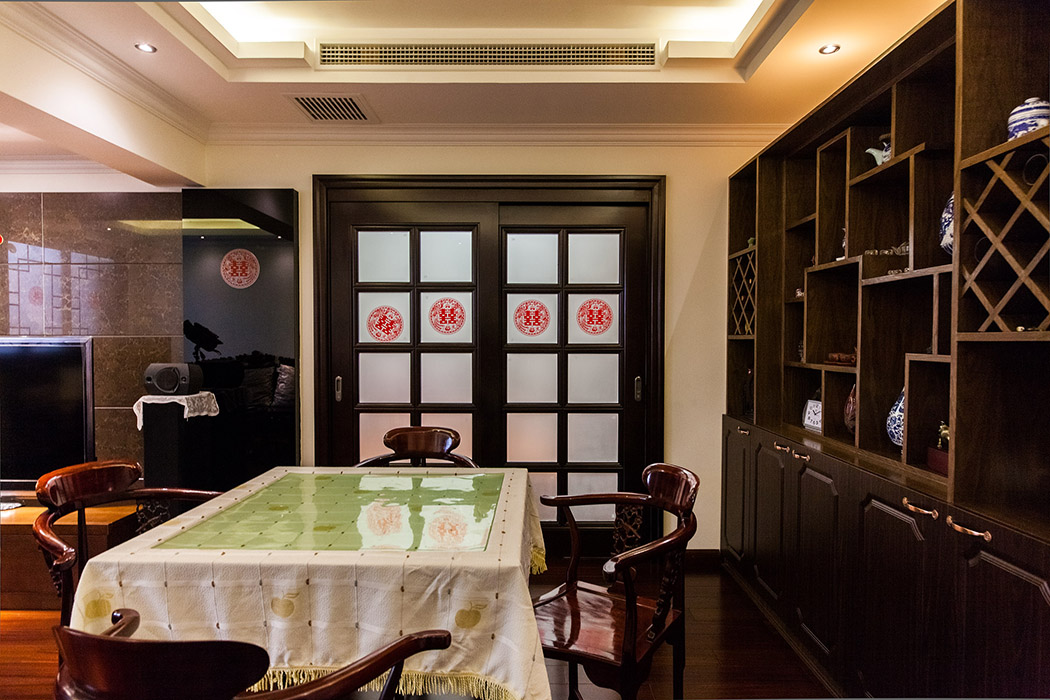 中式博古架，精雕細琢的實木餐椅對整體風格起到畫龍點睛的作用。
