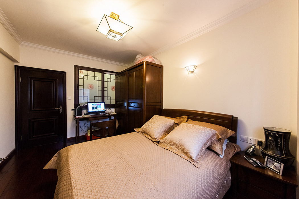 中式的花格窗戶成為臥室的亮點，使整個空間開敞、通透。
