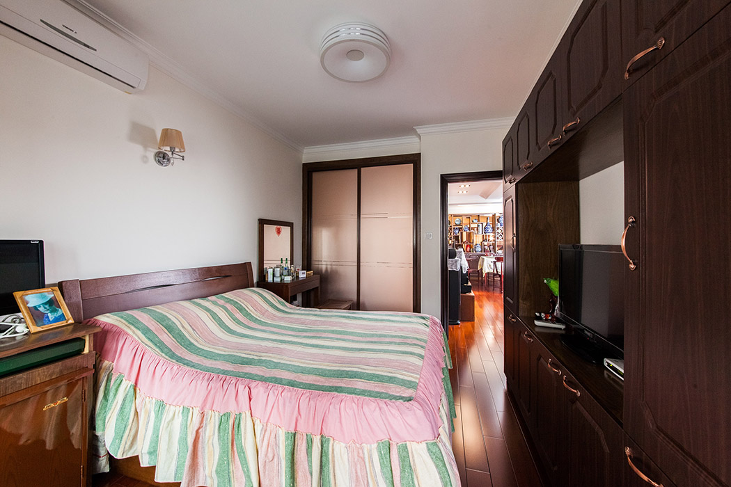 臥室簡潔又不失中式氣息，不經(jīng)意間營造了一種安靜舒適的氣息。