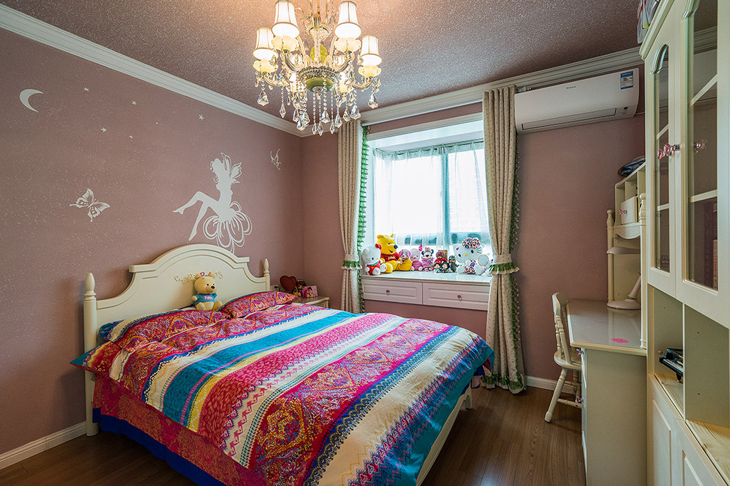 奢華的水晶燈，帶有抽象圖案的床頭背景，米白色的歐式家具，使個空間顯得溫馨、浪漫。 
