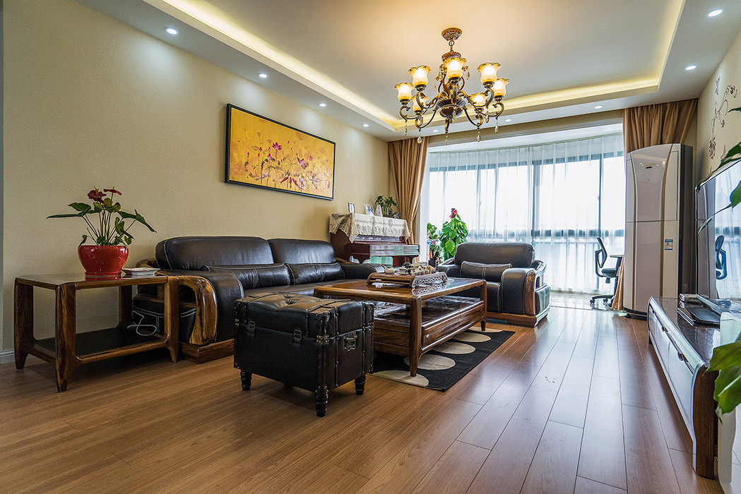 黑色的皮質(zhì)沙發(fā)與米黃色的墻面構(gòu)成高度層次，色調(diào)既和諧又統(tǒng)一，達(dá)到了很好的局部空間效果。
