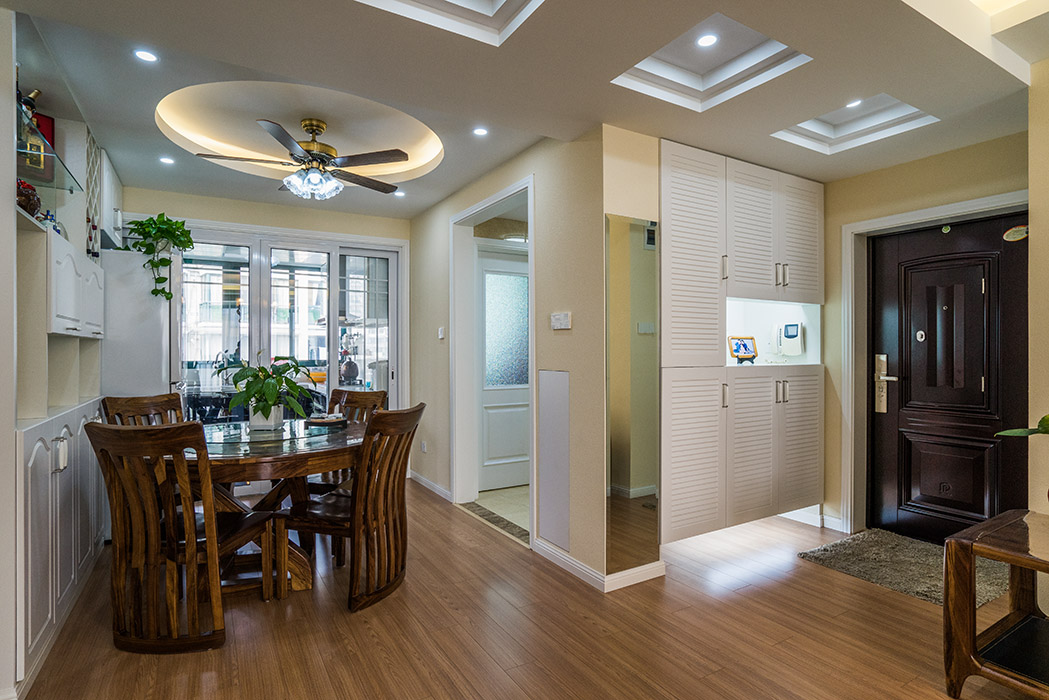 吊頂方圓結(jié)合，錯落有至，將餐廳和過道區(qū)分開，入戶的儲物柜可以收納很多物品，更是主人的最愛。
