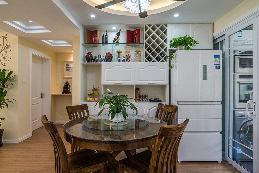 過道端景成為整個空間的亮點，紅酒格的點綴，使酒柜顯得有檔次，也凸顯出主人的品位。
