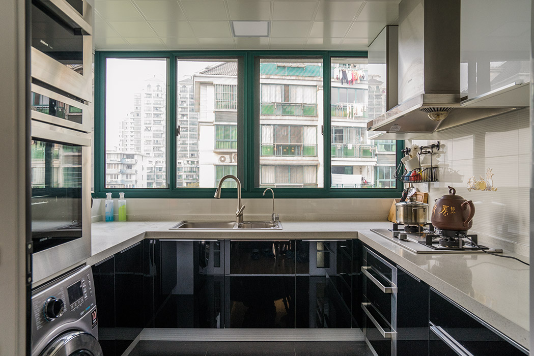 黑白經(jīng)典搭，對比鮮明，使廚房顯得寬敞、明亮