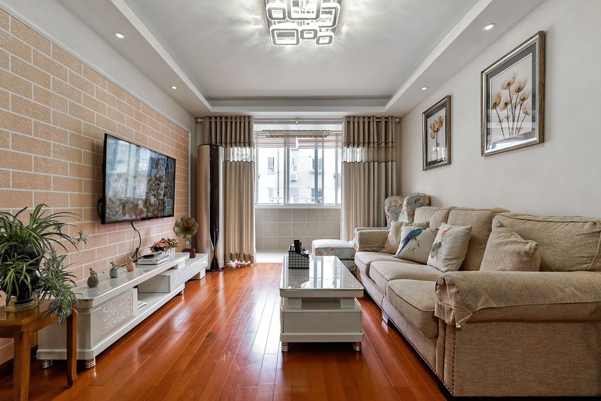 客廳不管是電視背景墻還是吊頂，都采用了簡單的封閉式造型處理，沒有藏污納垢的溝溝槽槽，沒有衛生上面的死角，但是也突出了立體感，不給人太過于平面化的感覺。
