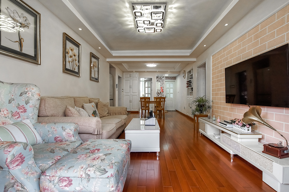 客廳不管是電視背景墻還是吊頂，都采用了簡單的封閉式造型處理，沒有藏污納垢的溝溝槽槽，沒有衛生上面的死角，但是也突出了立體感，不給人太過于平面化的感覺。
