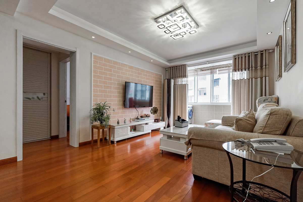 客廳不管是電視背景墻還是吊頂，都采用了簡單的封閉式造型處理，沒有藏污納垢的溝溝槽槽，沒有衛生上面的死角，但是也突出了立體感，不給人太過于平面化的感覺。
