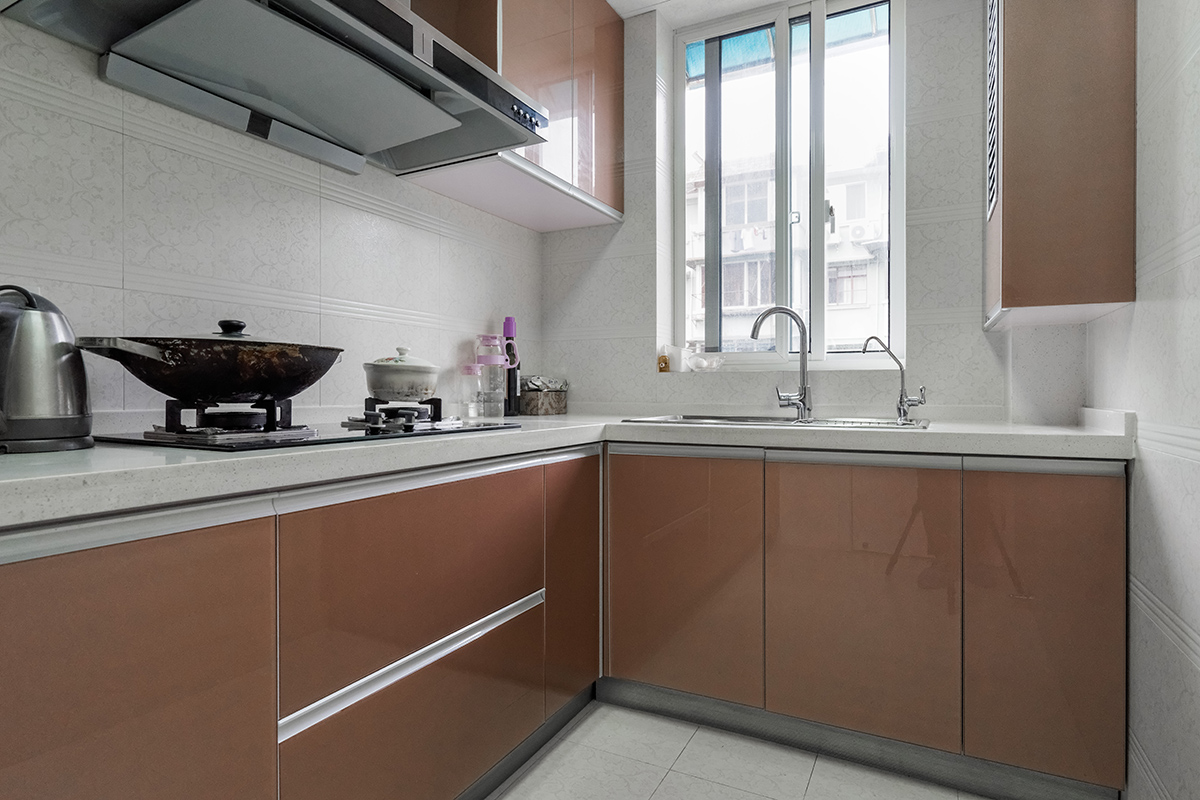 廚房采用的是時下最流行的隱形金剛板門板材質，臺面石英石，都是非常易于清理，并且顏色是時下最流行的玫瑰金，喜慶而不失時尚。
