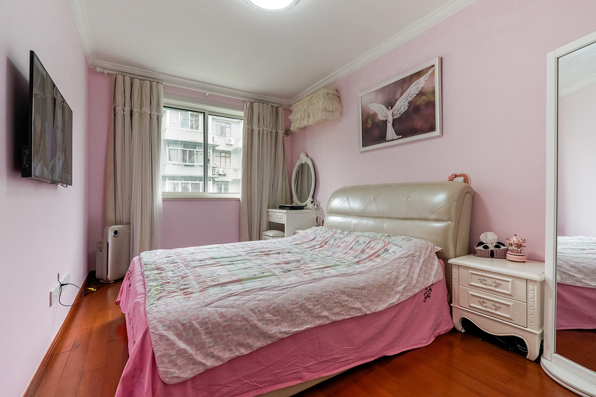 主臥的涂料顏色是月光少女，是一種淡淡的粉紅色，洋溢著新婚的喜悅，寓意他們以后的婚姻生活甜甜蜜蜜。和和美美。
