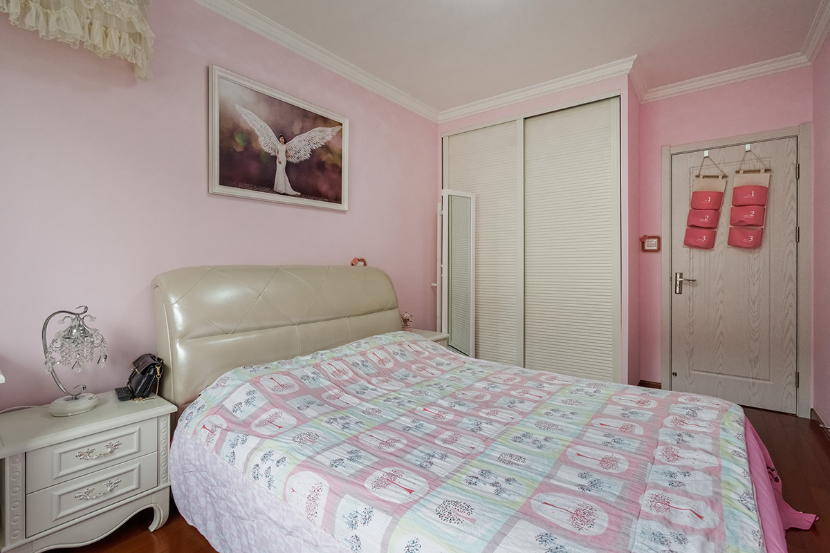 主臥的涂料顏色是月光少女，是一種淡淡的粉紅色，洋溢著新婚的喜悅，寓意他們以后的婚姻生活甜甜蜜蜜。和和美美。