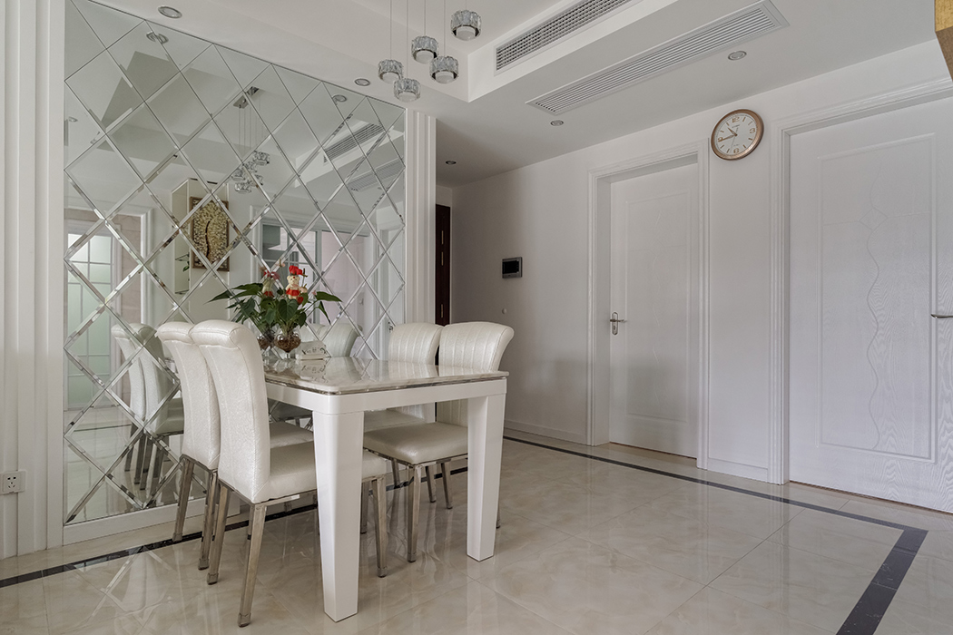 餐廳延續客廳的風格，化零為整!餐廳菱形鏡面的設計使整個空間增大，讓主人在這里用餐倍感輕松、愉悅！
