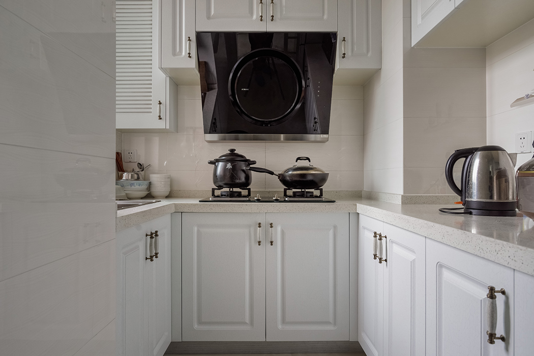 白色系的模壓門板，加上黑色的灶具，再加上米色的墻面磚，讓廚房空間顯得干凈，明亮！
