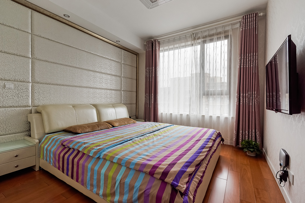 墻面米色的軟包，配上條紋狀的床上用品，簡單線條凸顯客戶的個性，干脆，利落，又不失溫馨！
