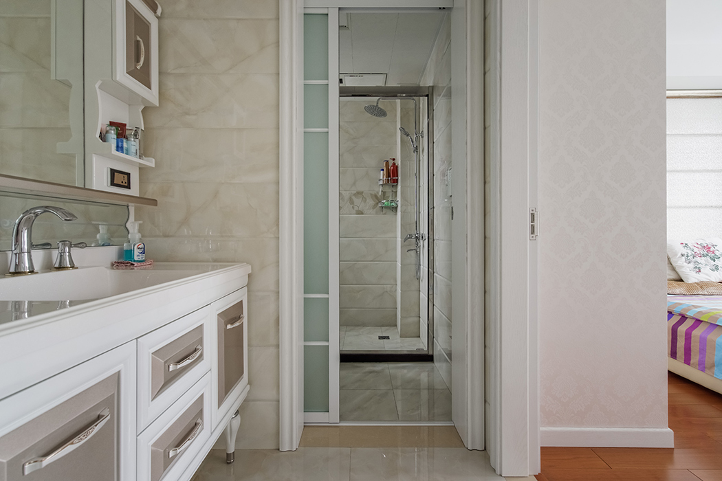 設計師采用了干濕分離，滿足了客戶需要大臺盆的需求，又將臺盆柜當成裝飾。合理布局、精湛的技藝，讓衛生間既合理又舒適。