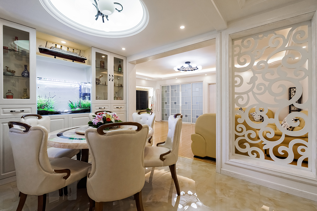 餐廳墻面的裝飾柜，配上魚缸，讓整個空間活動起來，簡單的花格隔斷將餐廳和客廳的空間簡單的做了個區分，并通過地面不通過材質將空間區域凸顯出來。
