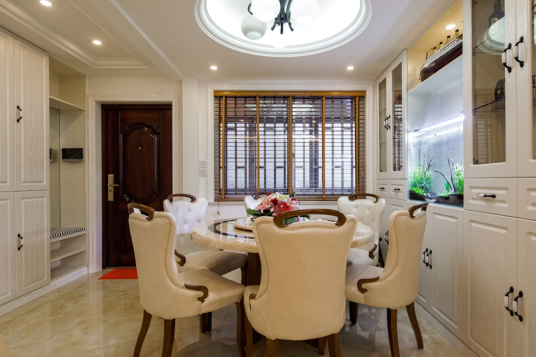 餐廳墻面的裝飾柜，配上魚缸，讓整個空間活動起來，簡單的花格隔斷將餐廳和客廳的空間簡單的做了個區分，并通過地面不通過材質將空間區域凸顯出來。
