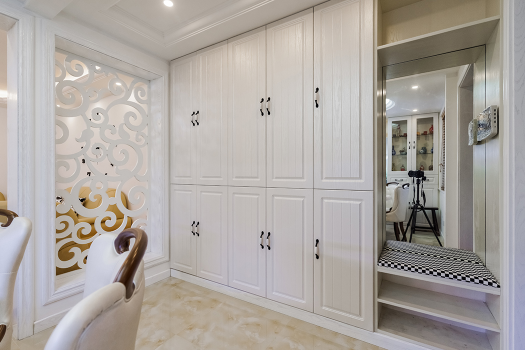 進門處為了滿足業主三代人的需求，做了個頂天立地的儲物柜，進門處的玄關方便老人家出入時可以坐著穿鞋。
