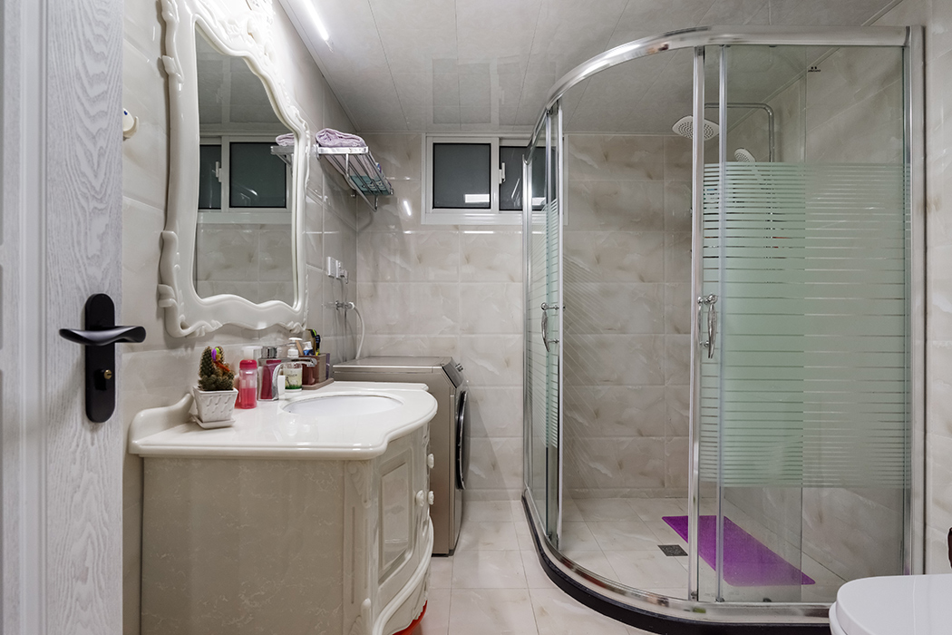 考慮到家中有老人，所以沖淋房特地做的比一般的大點，方便家人照顧，考慮到三代人在原本一個衛生間的情況下，利用過道的空間，又為業主加了個衛生間，方便使用。
