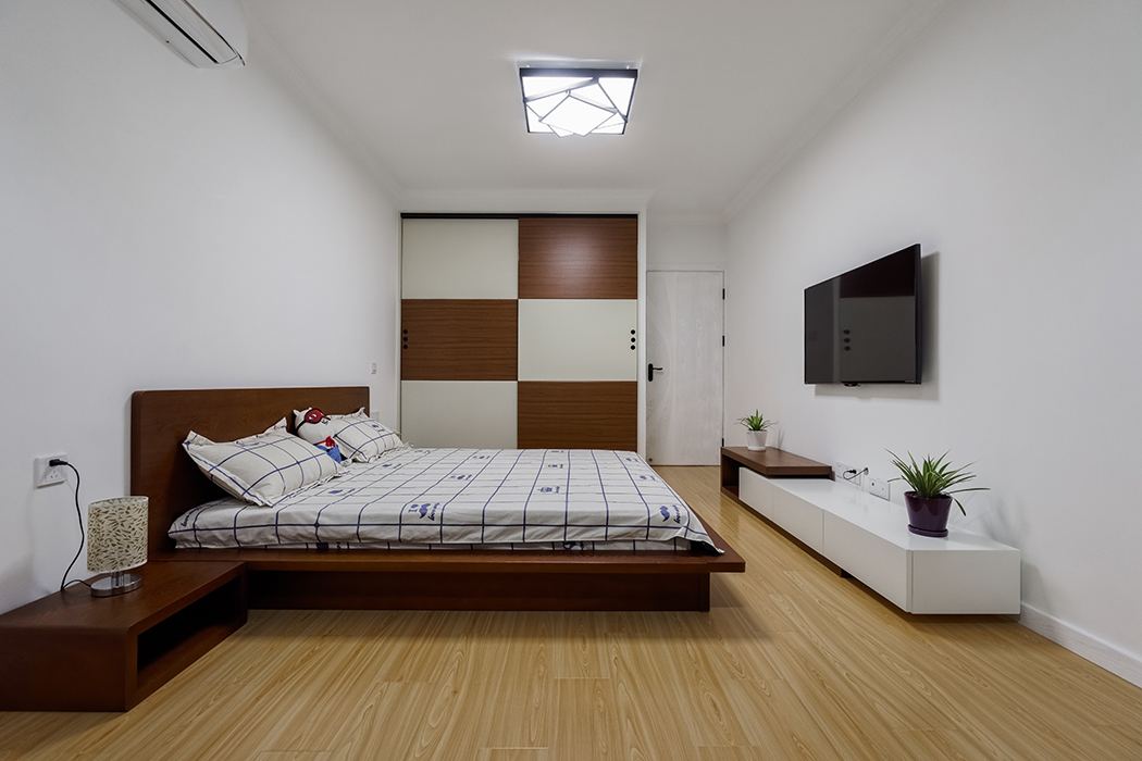 兒子房簡單干凈利落，沒有太多的裝飾，為了配合業主家具的色彩，特地做衣柜的時候為客戶挑選了配合家具色彩及風格的移門。
