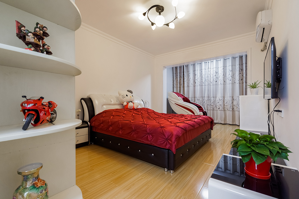 主臥的色彩搭配，看的出業主心態很年輕，也很懂得享受，陽臺一角的按摩椅在午后陽光下美美的享受一番。多愜意啊！
