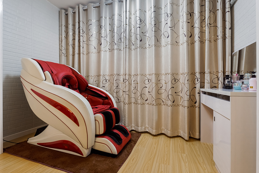 主臥的色彩搭配，看的出業主心態很年輕，也很懂得享受，陽臺一角的按摩椅在午后陽光下美美的享受一番。多愜意啊！